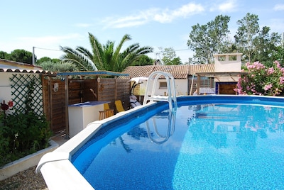 Espace piscine PRIVEE de 120 m² sécurisée, BBQ, frigo, hamac, transats, bar...