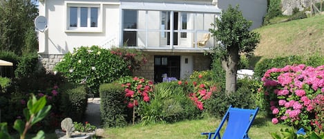 La maison avec une petite véranda bien agréable en facade