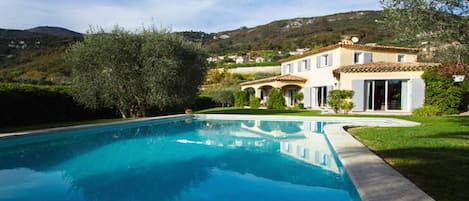 Mas néo provençal de charme, de 180 m2, 2000 m2 de jardin plat, grande piscine