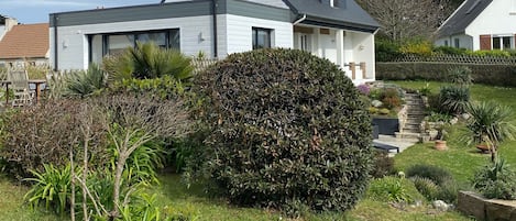 Vue de la maison depuis le jardin 