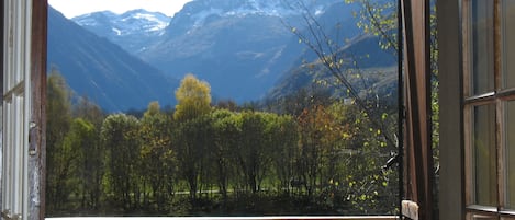 Vue directe sur les névés, le spectacle est saisissant depuis le grand balcon