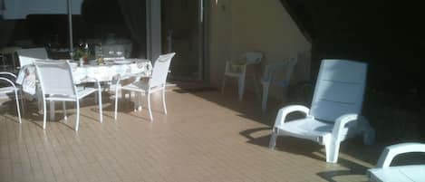 Vue Appartement, Terrasse (25m2) store-banne sur toute la façade
.