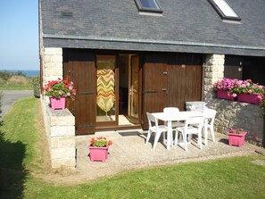 Terrasse avec salon de jardin et barbecue