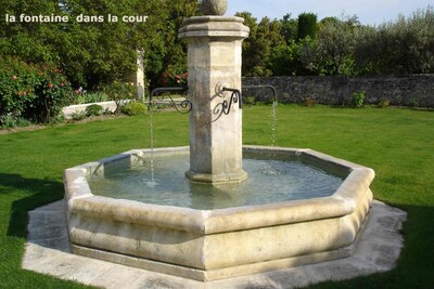 la fontaine dans la cour