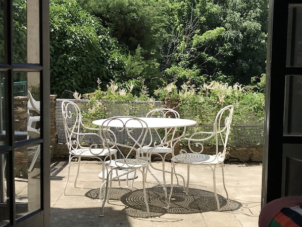 Vue du salon sur terrasse et jardin .