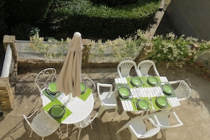 Terrasse ,salle à manger extérieure .sur jardin .
