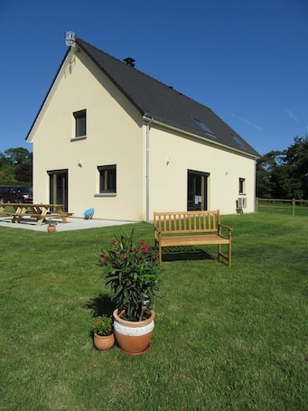 vue extérieure coté pelouse et térrasse