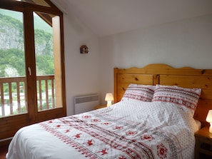Chambre lit double avec placard et balcon