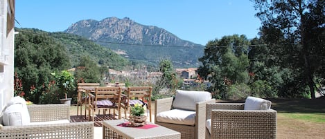 Vue sur le village et le domaine viticole le plus haut de corse