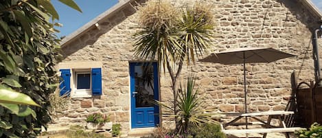 Coté du gite avec terrasse orientée sud-ouest