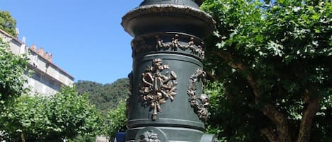 La fontaine sur la place du village 