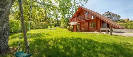 Le Chalet Les 2 Bouleaux dans son espace vert !