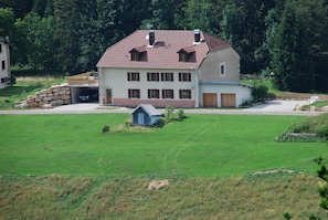 la maison vue depuis les pistes de La Serra