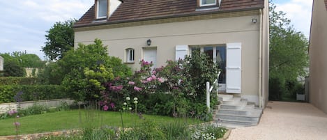 maison individuelle et son emplacement pour la voiture.