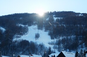 vue des pistes de ski de la setaz face au studio