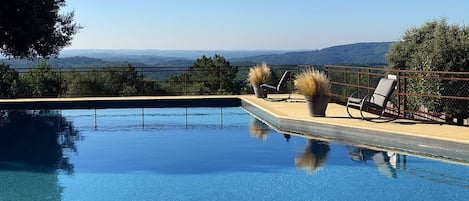 La piscine de 25 m. qui surplombe la vallée de la Dordogne