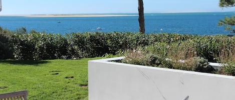 Table de jardin avec vue sur le banc d'arguin