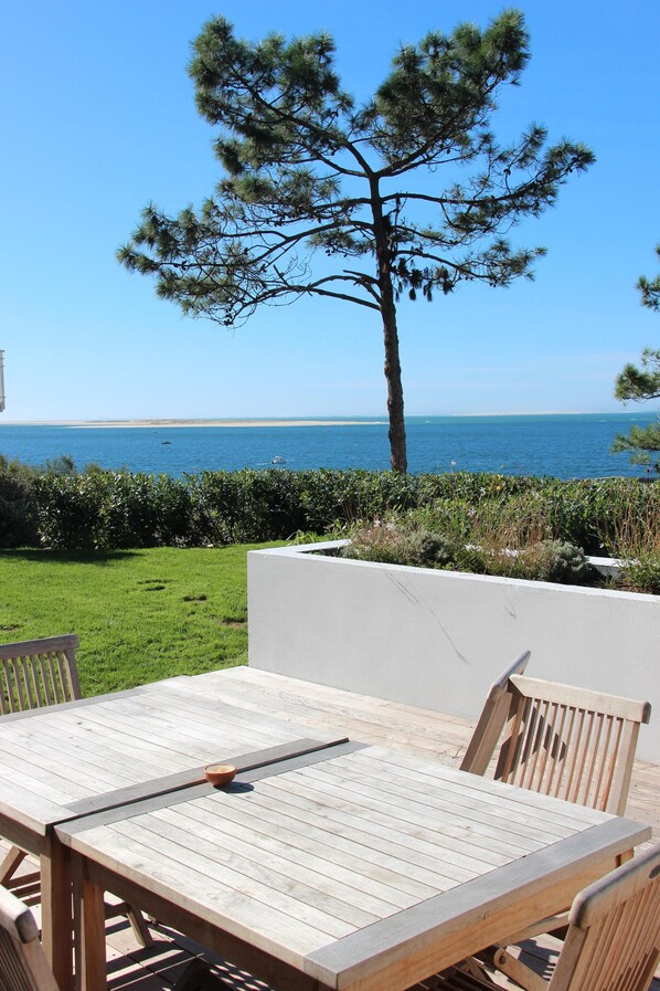 Garden table with a view of the Banc d'Arguin