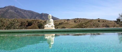 Piscine statue Bouda
