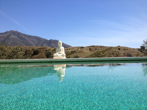 Piscine statue Bouda