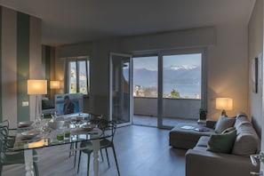 Living room with balcony and view over Lago Maggiore 