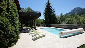 La piscine au milieu de la verdure nichée dans les bois...