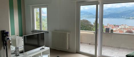 Living room with view over Lago Maggiore