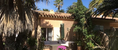 terrasse avec salon extérieur