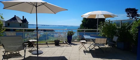 La terrasse de 45m² et la vue sur la côte d'émeraude 
