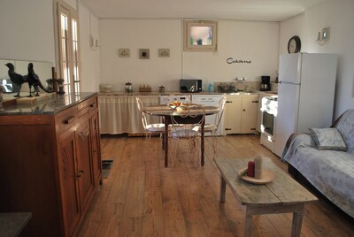 Salon et cuisine, parquet châtaignier et mobilier ancien en noyer.