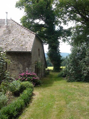 Derrière de la maison avec une partie de la vue