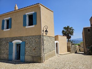 Fenêtres du salon et de la chambre 2 à l étage et porte fenêtre chambre RDC 