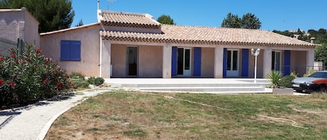 Maison Indépendante (photo avant peinture volets en blanc)