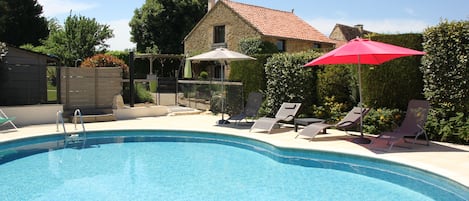 La piscine privée du gite.