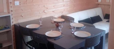 Sale à manger avec table dépliée pour 5 personnes