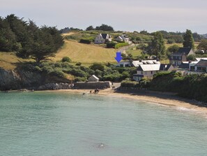 Situation de la maison par rapport à la plage du Port Movan