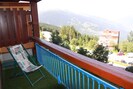 balcon pelousé avec vue imprenable et chaise longue