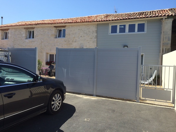 Maison au calme dans une petite co-pro sécurisée à 5 min de la plage .  