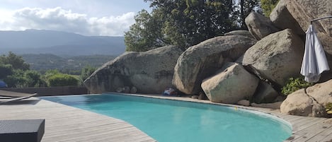 la piscine de la propriété, vue sur le massif de l'Ospedale