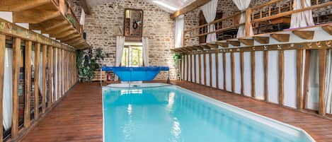 piscine intérieure privée chauffée