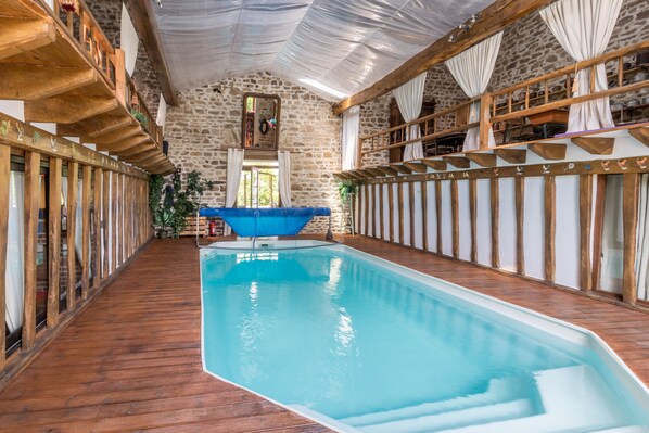 piscine intérieure privée chauffée