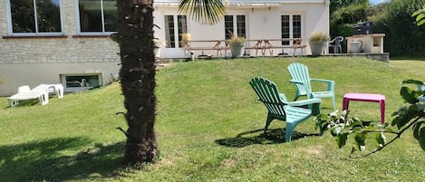 jardin plein sud avec terrasse et barbecue 