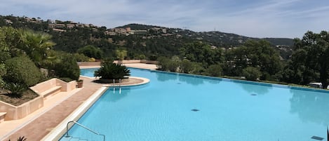 piscine du haut avec débordement vue mer