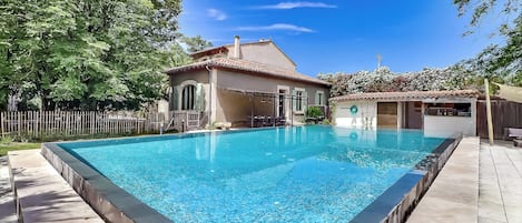 Vaste piscine à débordement 13x7m sécurisée, pool house,  salon de jardin...