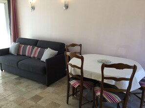 Vacation rental CAVAILLON cottage to rent living room