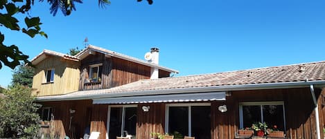 Une grande maison style "cabanne ostréicole" et sa terrasse plein sud