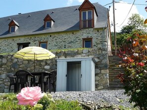 Façade de la grange et Coin jardin avec abri