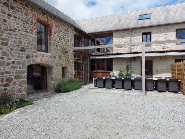 la cour intérieure avec terrasse 