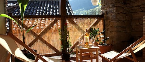 la terrasse avec la vue sur le roc d'Anglars