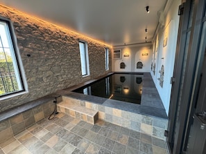 Piscine intérieure chauffée à 32°c (pas de chauffage en été). 2,2x6m, prof 1.3m